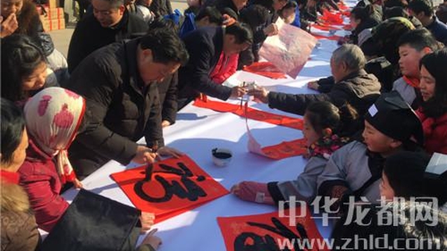 書法家揮毫送“?！?眾市民喜領(lǐng)春聯(lián)