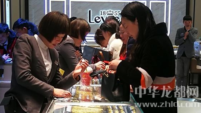 臨近春節(jié)，周口消費(fèi)市場(chǎng)紅似火