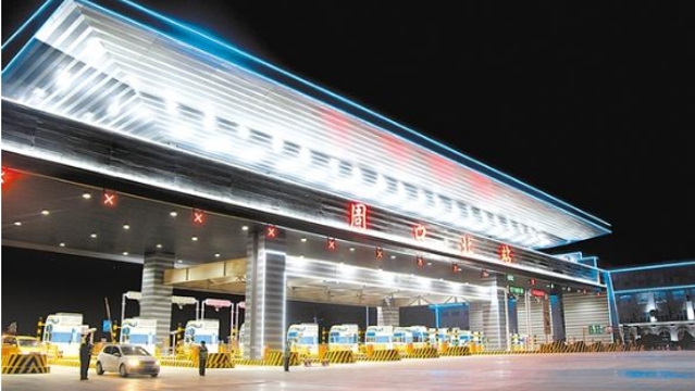 周口北收費(fèi)站流光溢彩，一派迎接省十三運(yùn)會(huì)的喜慶氛圍