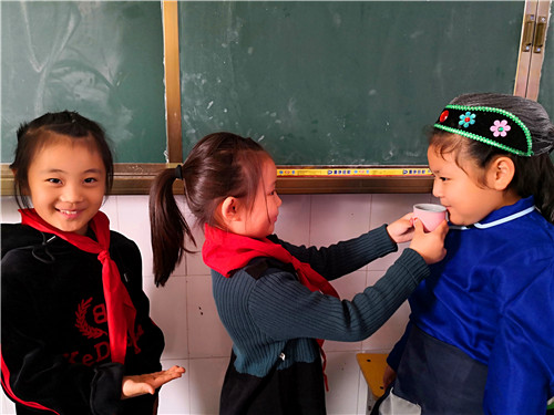 周口：小學生扮演“爺爺、奶奶” 感受重陽敬老情