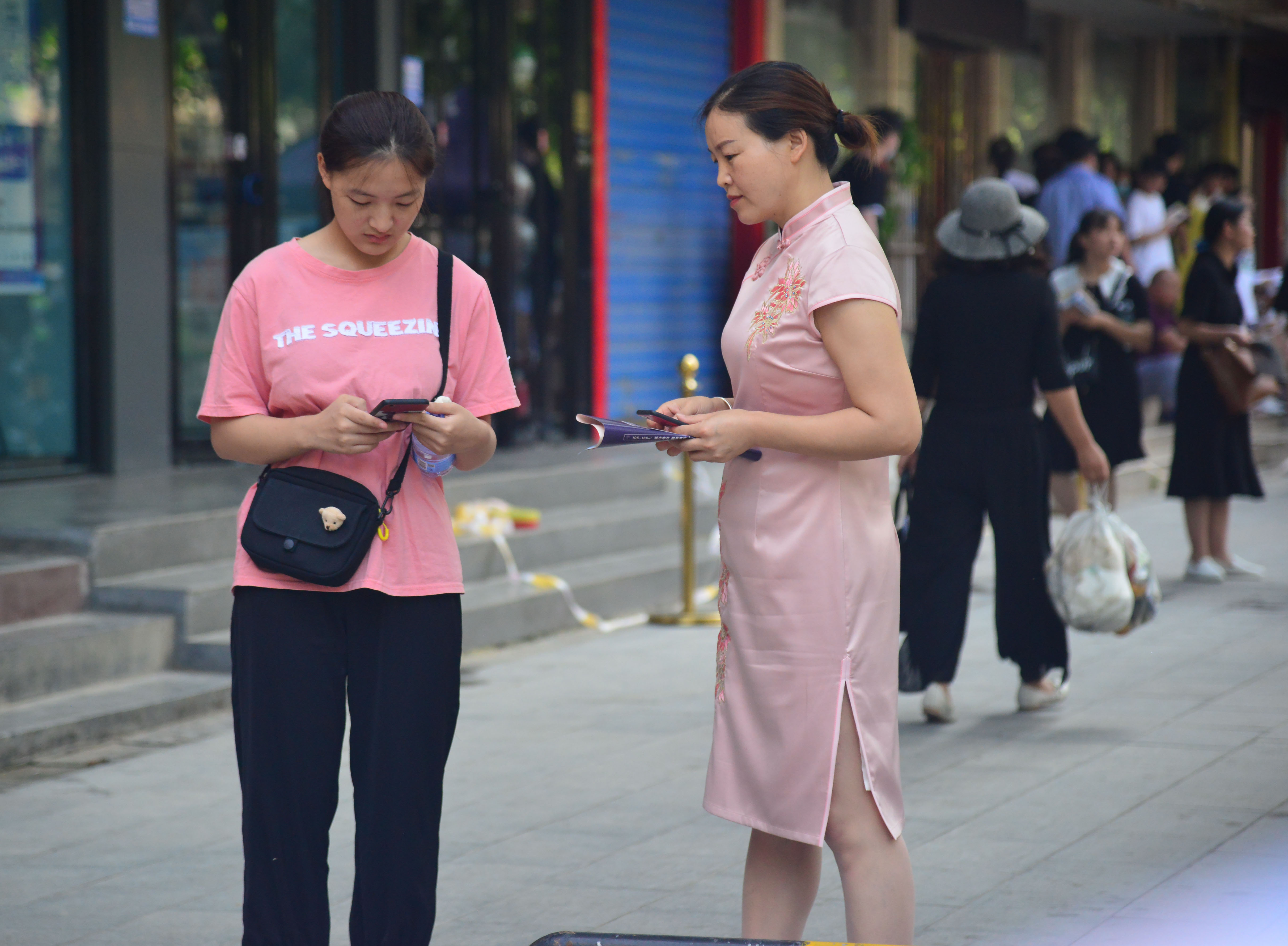 旗開得勝！高考考場(chǎng)外的旗袍媽媽們