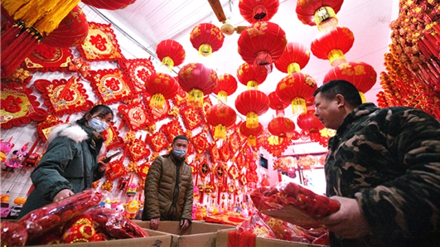 新年到！紅燈籠對聯(lián)市場俏